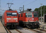 DB/SBB: Zusammentreffen vom der DB 101 070-1 und der SBB Re 4/4II 11303 im Bahnhof Singen (Hohentwiel) am 21.