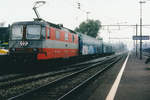 SBB: Im Herbst 1998 wurde die Re 4/4II 11109 vor den Wagen des ärztlichen Dienstes für das Unterhaltspersonal in Luterbach-Attisholz verewigt.