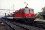 SBB: An einem nebligen Morgen im September 2005 wartete ein Einsatzzug der S-Bahn Zürich mit der Re 4/4 II 11211 in Oberwinterthur auf ihren nächsten Einsatz.