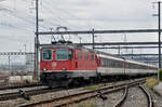 Re 4/4 II 11115 durchfährt den Bahnhof Muttenz.