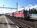 SBB - Re 4/4  420 324-6 mit Re 4/4 421 396-3 vor Güterzug im Bahnhof Solothurn am 27.09.2017