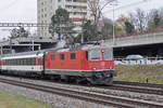 Re 4/4 II 11146 fährt Richtung Bahnhof Muttenz.