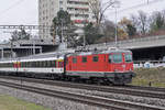 Re 4/4 II 11148 fährt Richtung Bahnhof Muttenz.