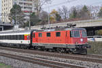 Re 4/4 II 11303 fährt Richtung Bahnhof Muttenz.