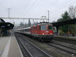 SBB - Re 4/4 11141 mit IC bei der durchfahrt im Bahnhof Liestal am 23.12.02017
