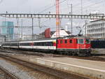 SBB - Re 4/4 11145 vor Zug von Basel bei der einfahrt im HB Zürich am 28.01.2018