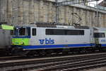 Re 420 501-9 der BLS (ex SBB) wartet am 13.03.2018 in Spiez auf ihre Weiterfahrt.