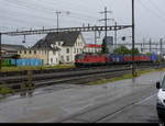 SBB - Loks 420 345-1 mit 620 und 620 und 420 vor Güterzug unterwegs im Regen in Prattelen am 21.07.2018