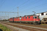 Die Re 420 258-6 und die kalten Loks 11240 und 11610 durchfahren den Bahnhof Rheinfelden.