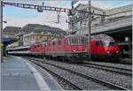 Die SBB Re 4/4 II 11197 (UIC 91 85 4420 197-6 CH-SBB) und Re 4/4 II 11199 (UIC 91 85-4420 199-2 CH-SBB) stehen im Lausanne mit einem Leermaterialpark auf Gleis  .