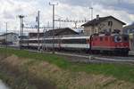 Als der „RHEINTAL-EXPRESS“ noch mit lokbespannten Zügen verkehrte (|) - Re 4/4 II 11157 zieht am 13.04.2013 den mit unterschiedlichen Wagen zusammengestellten RE 3826, Chur - St.