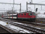 SBB - Lok 420 115-8 vor den Steuerwagen ABt 50 85 39-43 825 + 877 abgestellt im Bahnhof Biel/Bienne am 02.02.2019