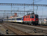 SBB - Re 4/4  11300 (420 300) mit Ersatzzug unterwegs in Muttenz am 16.02.2019