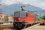 15.06.2001 Schweiz, Bahnhof Bellinzona, Lok 11229, eine 4/4 II, vor dem Schnellzug Basel-Chiasso 11:57 Uhr