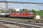 Doppeltraktion, mit den Loks 420 163-8 und 430 367-3, durchfährt den Bahnhof Pratteln.