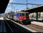SBB - Lok Re 4/4  420 165-3 mit Güterzug bei der durchfahrt im Bahnhof von Neuchatel am 09.08.2019