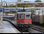 SBB - Ersatzzug nach Brig am Schluss die Schiebende Re 4/4  420 199 bei der Ausfahrt aus dem Bahnhof Sierre am 23.11.2019