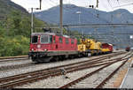 Bauzug mit Re 4/4 II 11273 (420 273-5) SBB durchfährt den Bahnhof Rivera-Bironico (CH) auf der Gotthardbahn am Monte Ceneri (600) Richtung Bellinzona (CH).