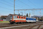 Gefängniszug, mit dem St 50 85 89-33 901-1 und der Re 4/4 II 11109 durchfährt den Bahnhof Rupperswil.