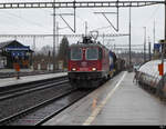 SBB - Lok Re 4/4  420 173-7 unterwegs auch bei Regen vor Güterzug bei der durchfahrt im Bahnhof Herzogenbuchsee am 2020.03.05
