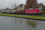 Bei starkem Regen fährt Re 420 235-4 mit einem kurzen gemischten Güterzug am 29.11.2019 in Bürglen (TG) am Thurkanal in Richtung Romanshorn