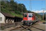 Die SBB Re 4/4 II 11181 fährt mit ihrem IR nach Locarno auf dem seit langem nicht mehr genutzten Bahnhof von Giornico durch.