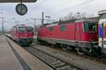 IC 483 und IC 280 in Singen (Hohentwiel) (||) - Einfahrt von dem aus Zürich HB kommenden und am 30.12.2020 von Re 4/4 II 11130 gezogenen IC 280, der nach einem Lokwechsel als RE 87 / RE 50280