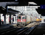 SBB - 420 242-0 mit Güterwagen bei der einfahrt im Bahnhof Winterthur am 05.02.2021