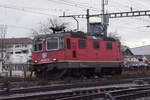 Re 420 327-9 durchfährt den Bahnhof Pratteln. Die Aufnahme stammt vom 25.01.2021.