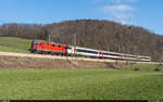 SBB Re 4/4 II 11147 mit IC3 776 Zürich HB - Basel SBB am 6. März 2021 zwischen Tecknau und Gelterkinden. Der Zug verkehrt am Wochenende planmässig in dieser ungewöhnlichen Formation.