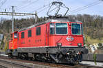 Re 4/4 II 11133 hat den Tmf 232 302-0 im Schlepp und ist in Richtung Zürich unterwegs, aufgenommen bei Brugg AG am 25.03.2021.