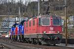 Re 420 298-2 hat zwei Alstom H3 im Schlepp (1002 022-4 und 025-7) und ist von Basel kommend am 26.03.2021 kurz vor Brugg AG unterwegs.
