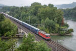 Re 4/4 II 11199 führte am Morgen des 29.08.2021 den nightjet von Basel nach Zürich HB, aufgenommen auf der Reussbrücke bei Turgi AG.