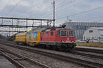 Re 420 293-3 durchfährt den Bahnhof Rupperswil. Die Aufnahme stammt vom 07.01.2022.