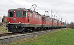 Der längste Lokzug aller Zeiten auf der OeBB (SBB/WRS).
Re 4/4 11111, Re 4/4 11115, Re 4/4 11118, Re 4/4 11139, Re 4/4 11147, Re 420 502 sowie Re 420 504 auf der Oensingen-Balsthal-Bahn (OeBB) am 22.2.2022.
Foto: Walter Ruetsch