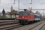 Gefängniszug, mit der Re 4/4 II 11200 und dem St 50 85 89-33 900-3 durchfährt den Bahnhof Rupperswil.