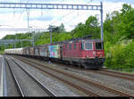SBB - 420 261 vor Güterzug bei der durchfahrt in Mies am 06.05.2022