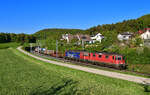 Re 420 331 + Re 620 009 mit einem Güterzug am 28.04.2022 bei Effingen.
