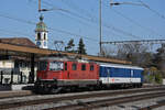 Gefängniszug, mit der Re 4/4 II 11144 und dem St 50 85 89-33 901-1 durchfährt den Bahnhof Rupperswil. Die Aufnahme stammt vom 28.03.2022.