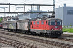Re 420 319-6 durchfährt den Bahnhof Rupperswil. Die Aufnahme stammt vom 12.05.2022.