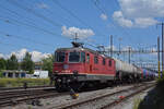 Re 420 327-9 durchfährt den Bahnhof Pratteln. Die Aufnahme stammt vom 05.07.2022.