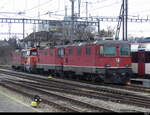 SBB - Loks 420 121 + 420 158 + 922 007 + 420 152 abgestellt im Bahnhof von Biel am 18.12.2022