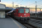 SBB 420 121-6 (11121) verlässt nach dem Lokwechsel in Buchs SG den Bahnhof mit dem Nightjet in Richtung Zürich HB. (02.01.2023)