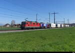 SBB - 420 167 + 843 085 vor Güterzug unterwegs bei Lyssach am 05.04.2023