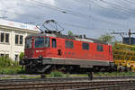Re 420 111-7 durchfährt am 12.05.2023 den Bahnhof Pratteln.