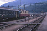 Mit einem Zug aus Richtung Lausanne ist die TEE-farbene Re 4/4 II 11251 auf Gleis 6 in Brig eingetroffen. Der Blick geht Richtung Simplon-Tunnel, nach Osten.
Brig, 28. Juni 1988; Canon AE-1, Canoscan, Gimp