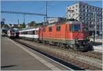 Die SBB Re 4/4 II 11130 ist mit ihrem IC von Zürich nach Stuttgart in Schaffhausen eingetroffen und fährt nun nach Singen weiter. 

19. September 2022