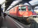 Re 4/4'' 11225 hat am 8.3.08 soeben Zürich HB erreicht und wartet bis der Zug vor ihr abfährt...
