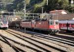 Die Re 4/4  11321 zieht am 14.10.10 gemeinsam mit der Re 6/6 11604  Faido  einen Güterzug über das Gleisvorfeld des Bahnhofs Bellinzona.