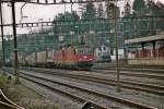 Re 4/4  11327 sowie eine Re 6/6 treffen am 19.11.2005 mit einem G�terzug in Arth-Golddau ein.